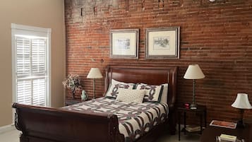 Phòng đơn tiện nghi đơn giản | Khu vực làm việc phù hợp cho laptop