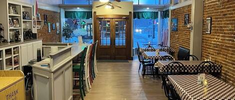 Lunch and dinner served, Italian cuisine