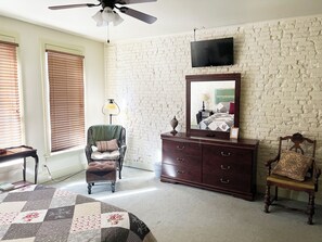 Laptop workspace, free WiFi - The Eagles Nest Inn (Louisiana)