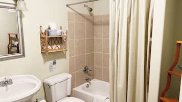 Phòng đơn tiện nghi đơn giản | Phòng tắm | Vòi sen/bồn tắm kết hợp, đồ dùng nhà tắm miễn phí, máy sấy tóc