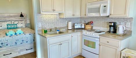 Réfrigérateur, micro-ondes, four, plaque de cuisson