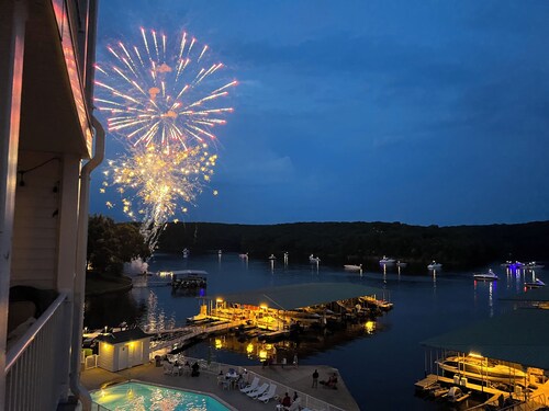 Lakefront Parkview Bay Condo/Amazing Views/Boat Slip