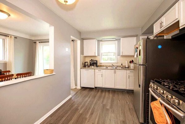 Mikrowelle, Ofen, Herdplatte, Geschirrspüler