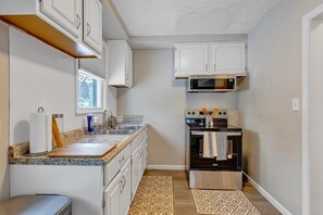 Refrigerador, microondas, horno y parrilla de estufa 