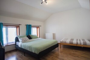 2 chambres, fer et planche à repasser, Wi-Fi, draps fournis