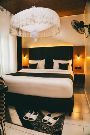 Frette Italian sheets, premium bedding, pillow-top beds, minibar