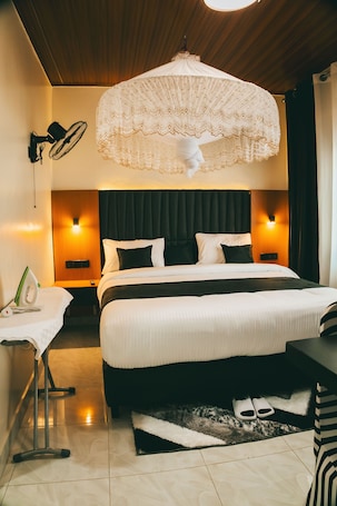 Frette Italian sheets, premium bedding, pillowtop beds, minibar