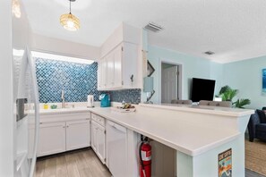 Kjøleskap, mikrobølgeovn, ovn og kokeplater