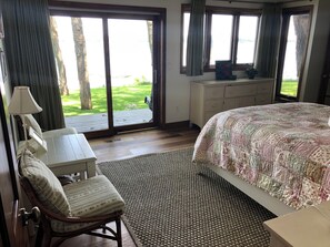 5 bedrooms, desk, WiFi, bed sheets