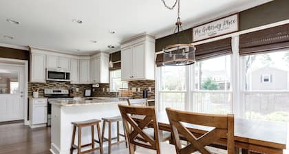 Spacious Oasis with heated pool/spa, covered patio, office & near Lake Norman