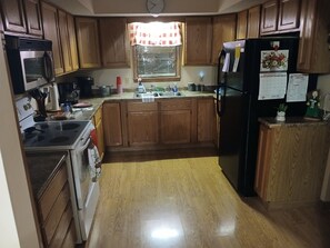 Kjøleskap, mikrobølgeovn, ovn og kokeplater