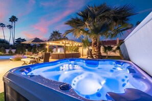 Outdoor dining - Scottsdale Luxe – Near Kierland, Golf & Mayo – Heated Pool, Spa, Putting & Games (Scottsdale)
