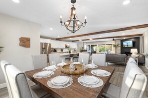 Dining - Scottsdale Luxe – Near Kierland, Golf & Mayo – Heated Pool, Spa, Putting & Games (Scottsdale)