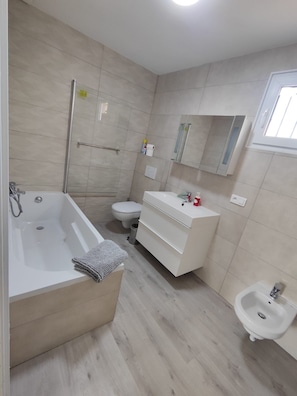 Haartrockner, Bidet, Handtücher, Seife