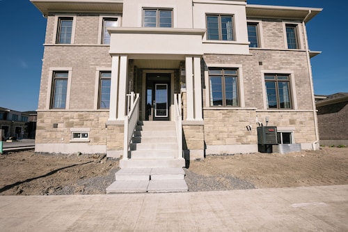 Beautiful Corner Unit Town in Whitby W/Parking - Bright Spacious Open Layout