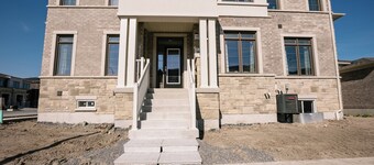 Beautiful Corner Unit Town in Whitby W/Parking - Bright Spacious Open Layout