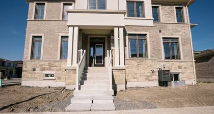 Beautiful Corner Unit Town in Whitby W/Parking - Bright Spacious Open Layout