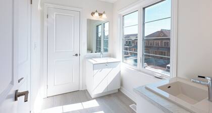 Beautiful Corner Unit Town in Whitby W/Parking - Bright Spacious Open Layout