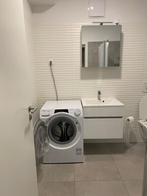Douche, sèche-cheveux, serviettes fournies, savon