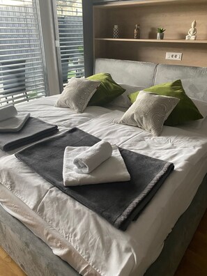 1 bedroom, desk, WiFi, bed sheets