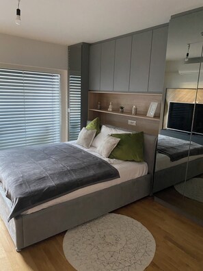 1 bedroom, desk, WiFi, bed sheets