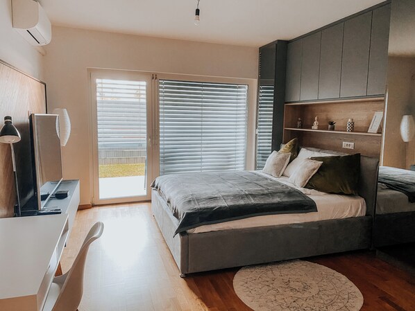 1 bedroom, desk, WiFi, bed sheets