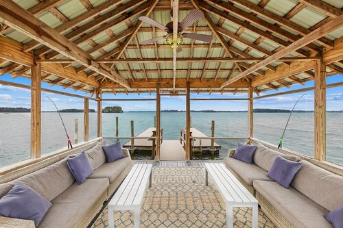 Covered Dock, King Suite, Modern Design, & Kayaks