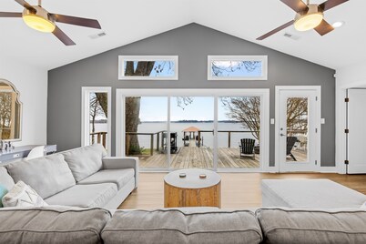 Covered Dock, King Suite, Modern Design, & Kayaks