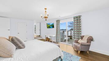 4 bedrooms, desk, iron/ironing board, travel cot