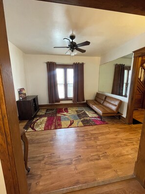 Smart TV - Historical 3-bedroom house in welcoming Waterloo with WiFi and ADT security.  (Waterloo)