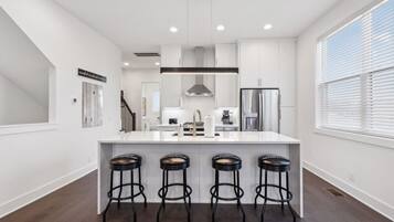 冰箱、微波炉、烤箱、炉灶