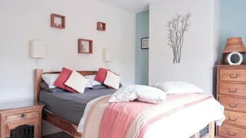 2 bedrooms, iron/ironing board, travel cot, WiFi