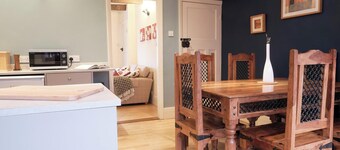 Charming cottage by a stream with trails from the doorstep in the peak district