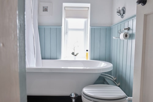 Charming cottage by a stream with trails from the doorstep in the peak district