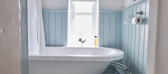Charming cottage by a stream with trails from the doorstep in the peak district