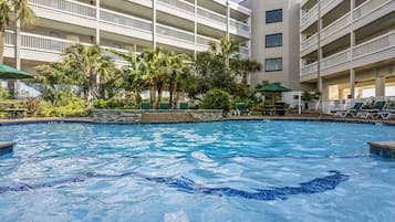 Lämmitetty uima-allas