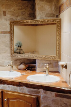 Serviettes fournies, savon, papier de toilette
