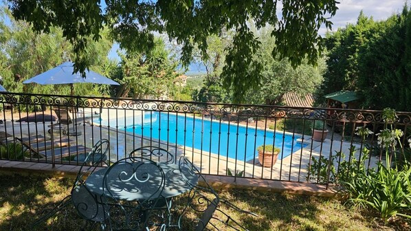 Una piscina al aire libre, una piscina climatizada