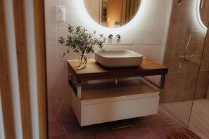 Toallas, jabón, papel de baño