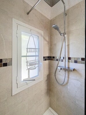Shower, hair dryer, towels, soap - Nugget! Modern village house, Jacuzzi-garden with exceptional view (Cabris)