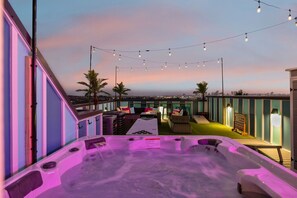 Terrace/patio - Hot Tub in Downtown! Stunning Design & Features (Nashville)
