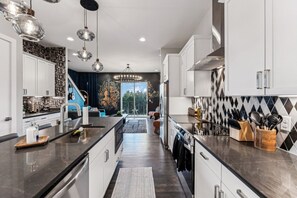 Fridge, microwave, oven, stovetop - Hot Tub in Downtown! Stunning Design & Features (Nashville)
