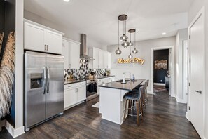 Fridge, microwave, oven, stovetop - Hot Tub in Downtown! Stunning Design & Features (Nashville)