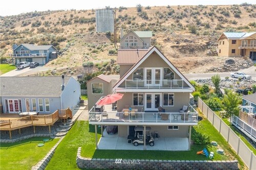 Sun Cove - Lake Entiat Getaway - 3 bedroom + loft with lake views!
