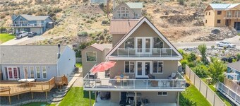 Sun Cove - Lake Entiat Getaway - 3 bedroom + loft with lake views!