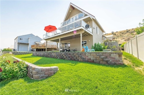 Sun Cove - Lake Entiat Getaway - 3 bedroom + loft with lake views!
