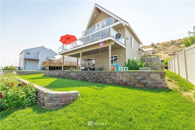 Sun Cove - Lake Entiat Getaway - 3 bedroom + loft with lake views!
