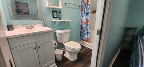 Dusche, Haartrockner, Handtücher, Toilettenpapier