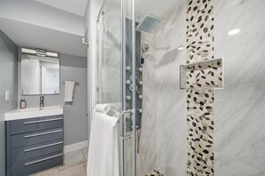 Douche, sèche-cheveux, serviettes fournies, savon