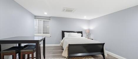 1 chambre, bureau, fer et planche à repasser, Wi-Fi gratuit